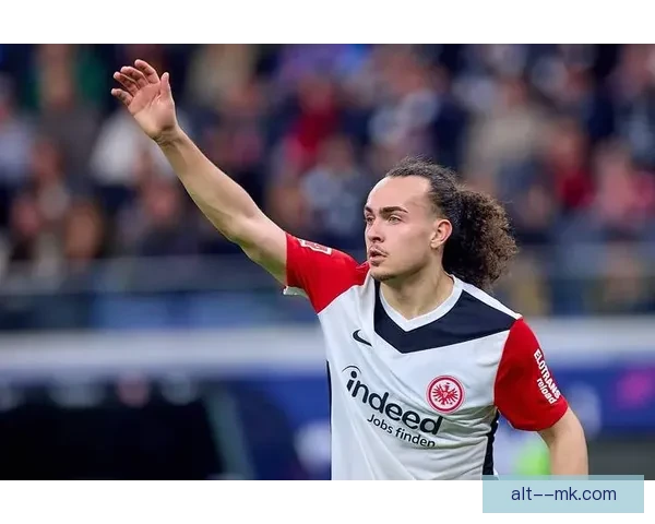 法兰克福与主力中卫续约至2028年取消解约金条款助力球队未来发展